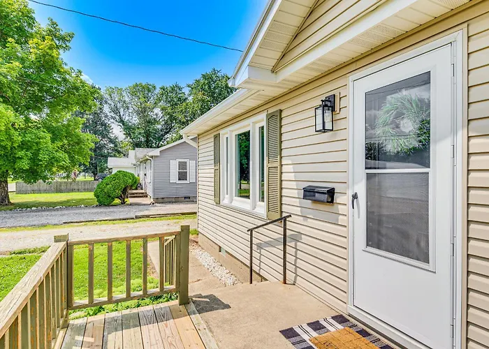 Peaceful W/ Yard, Near Golf Courses!